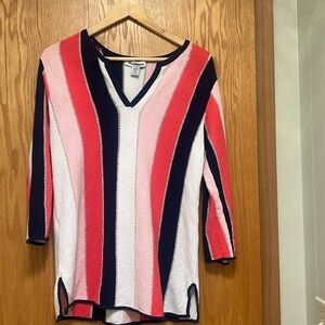 Light weight 3/4 sleeve Tommy Bahama summer top.